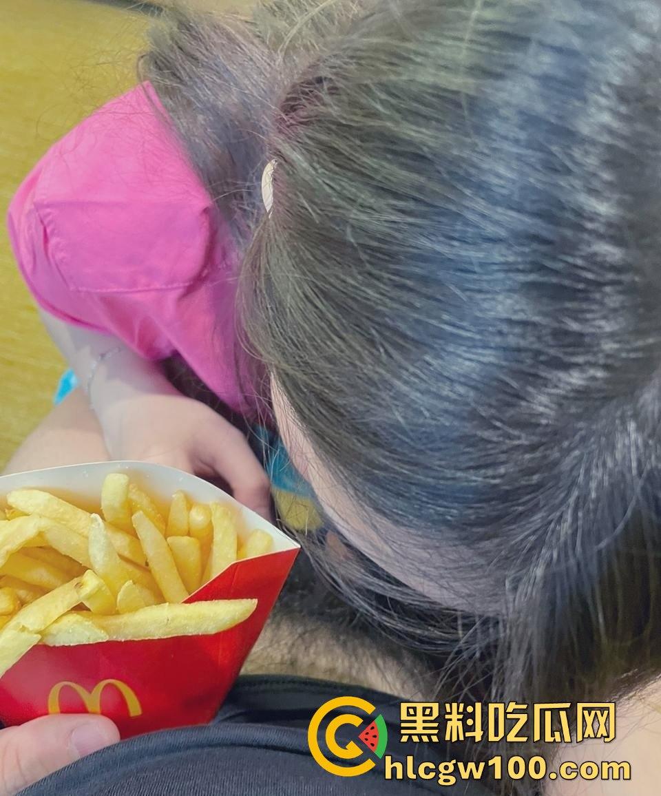 广州白云区万达广场麦当劳学妹大瓜爆出，黑丝美腿随便撩，落地窗前趴着嗲叫，硬是把汉堡制服变成情趣用品！  第23张