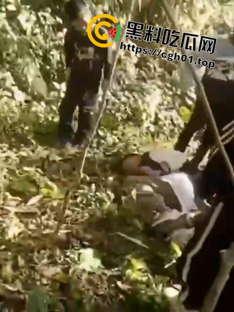 红领巾脖上戴 一言不合就是干 小学生霸凌同班同学 这比大人都狠啊！！  第1张