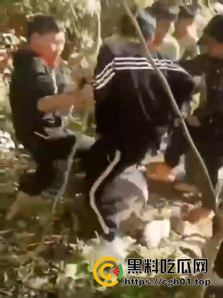 红领巾脖上戴 一言不合就是干 小学生霸凌同班同学 这比大人都狠啊！！  第2张