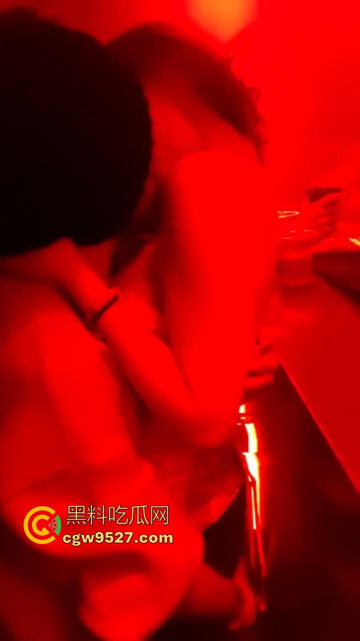 见面前说好不做，没想到两杯酒下肚，乖乖臣服我的胯下，用大屌征服极品酒吧营销，无套猛插！  第3张