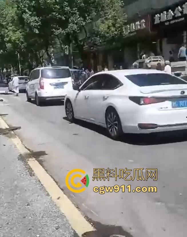 湖南张家界永定街道龙城街惊现恐怖车祸，现场撞死一男一女，现场极其惨烈，小心驾驶，珍惜生命！  第2张