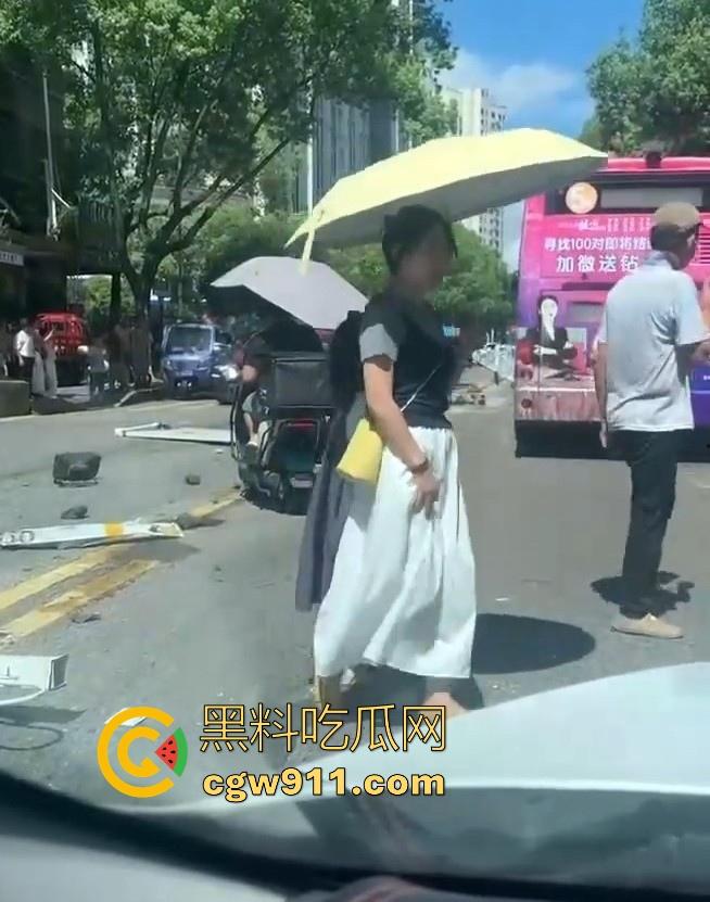 湖南张家界永定街道龙城街惊现恐怖车祸，现场撞死一男一女，现场极其惨烈，小心驾驶，珍惜生命！  第3张