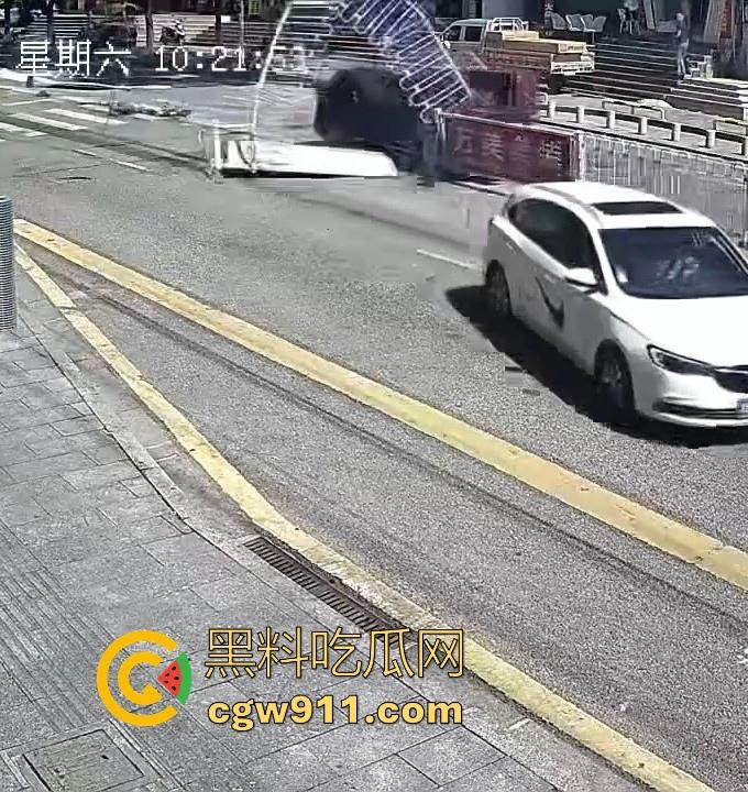 湖南张家界永定街道龙城街惊现恐怖车祸，现场撞死一男一女，现场极其惨烈，小心驾驶，珍惜生命！  第5张