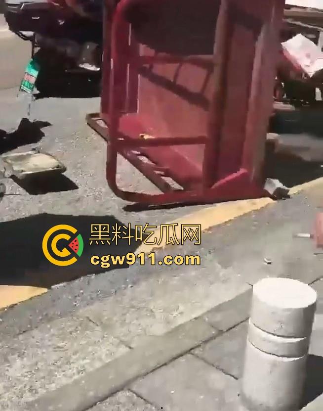 湖南张家界永定街道龙城街惊现恐怖车祸，现场撞死一男一女，现场极其惨烈，小心驾驶，珍惜生命！  第6张