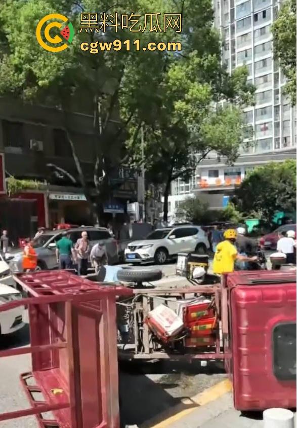 湖南张家界永定街道龙城街惊现恐怖车祸，现场撞死一男一女，现场极其惨烈，小心驾驶，珍惜生命！  第8张