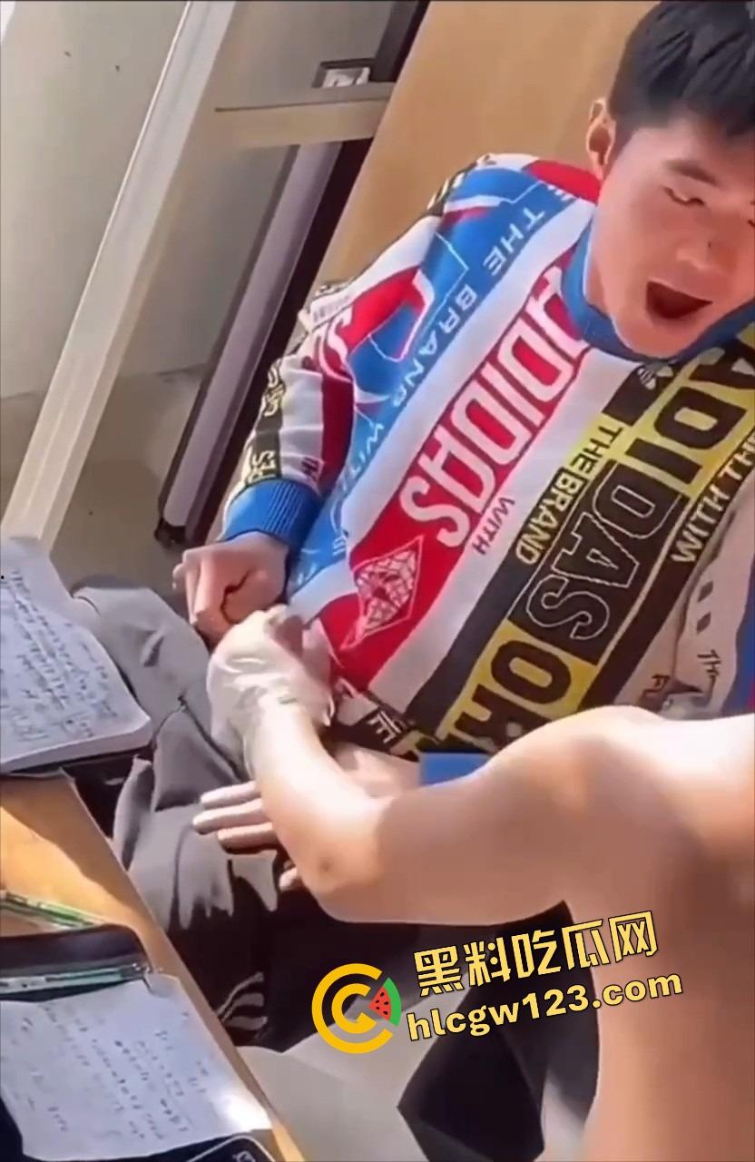 00后大学生太会玩，男生宿舍帮兄弟第一次打飞机？第一次就爽飞，这也太刺激了吧！  第3张