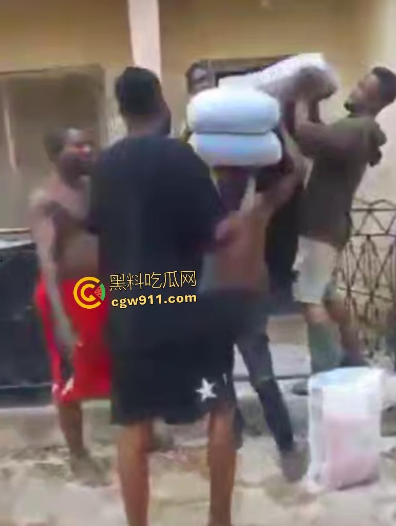 尼日利亚铁血硬汉打赌挑战头顶四袋水泥，不到10秒脊椎崩裂瘫地如烂泥，神经炸裂哑口无言4天后咽气！  第2张