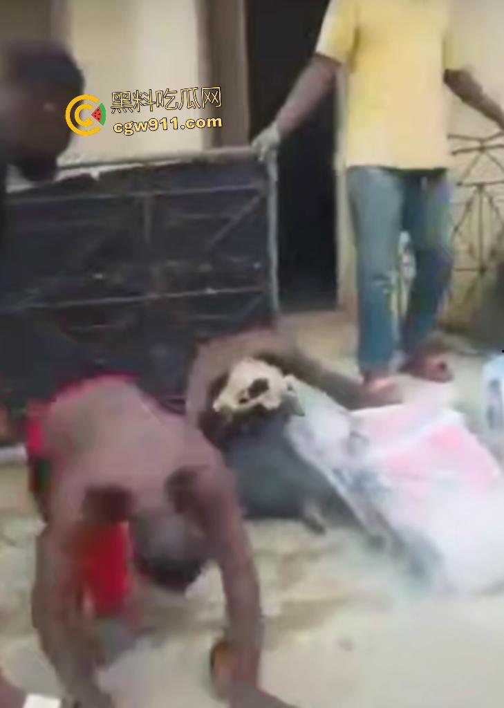 尼日利亚铁血硬汉打赌挑战头顶四袋水泥，不到10秒脊椎崩裂瘫地如烂泥，神经炸裂哑口无言4天后咽气！  第3张