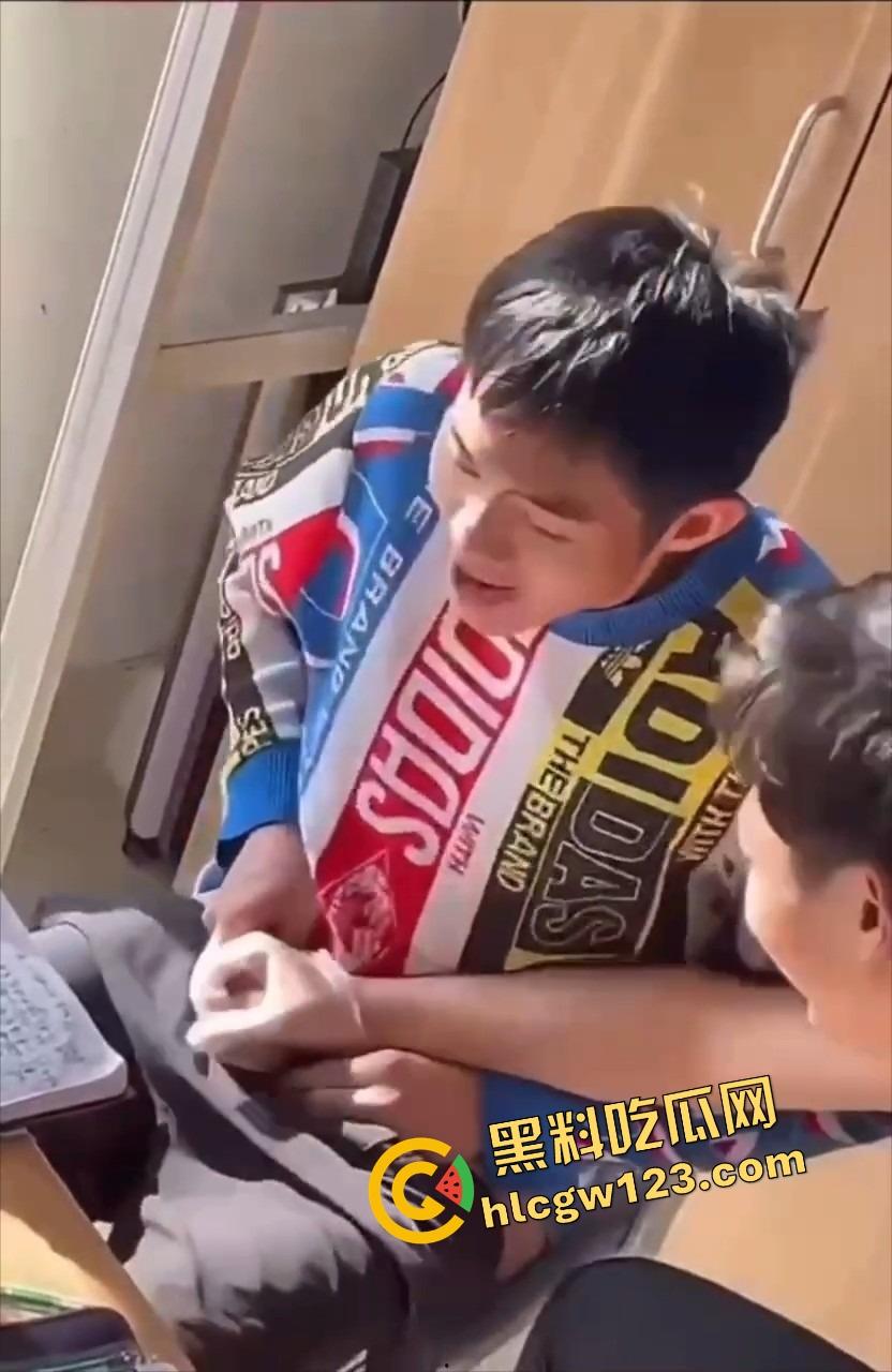 00后大学生太会玩，男生宿舍帮兄弟第一次打飞机？第一次就爽飞，这也太刺激了吧！  第6张