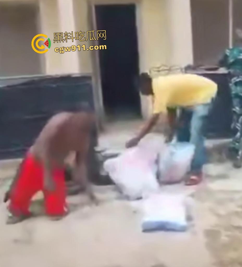 尼日利亚铁血硬汉打赌挑战头顶四袋水泥，不到10秒脊椎崩裂瘫地如烂泥，神经炸裂哑口无言4天后咽气！  第4张