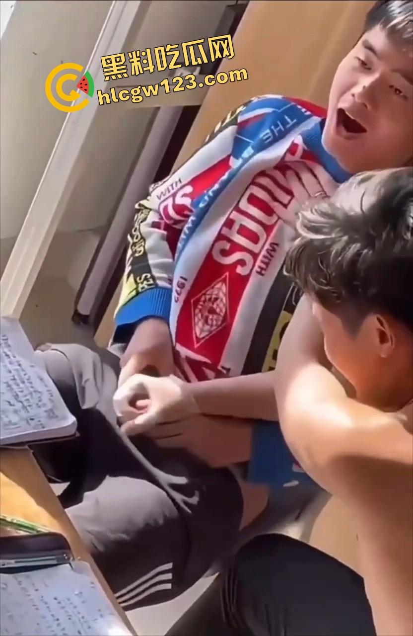 00后大学生太会玩，男生宿舍帮兄弟第一次打飞机？第一次就爽飞，这也太刺激了吧！  第7张