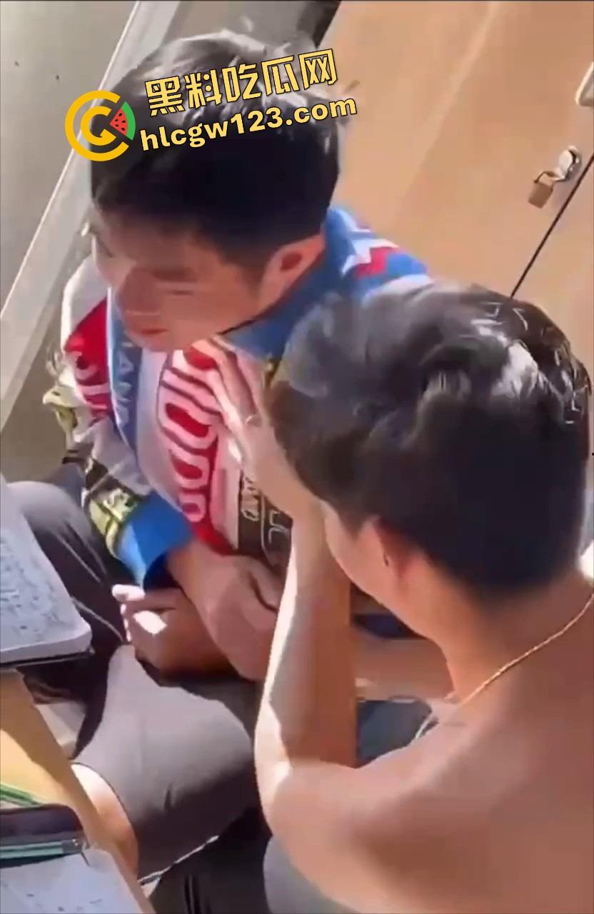 00后大学生太会玩，男生宿舍帮兄弟第一次打飞机？第一次就爽飞，这也太刺激了吧！  第8张