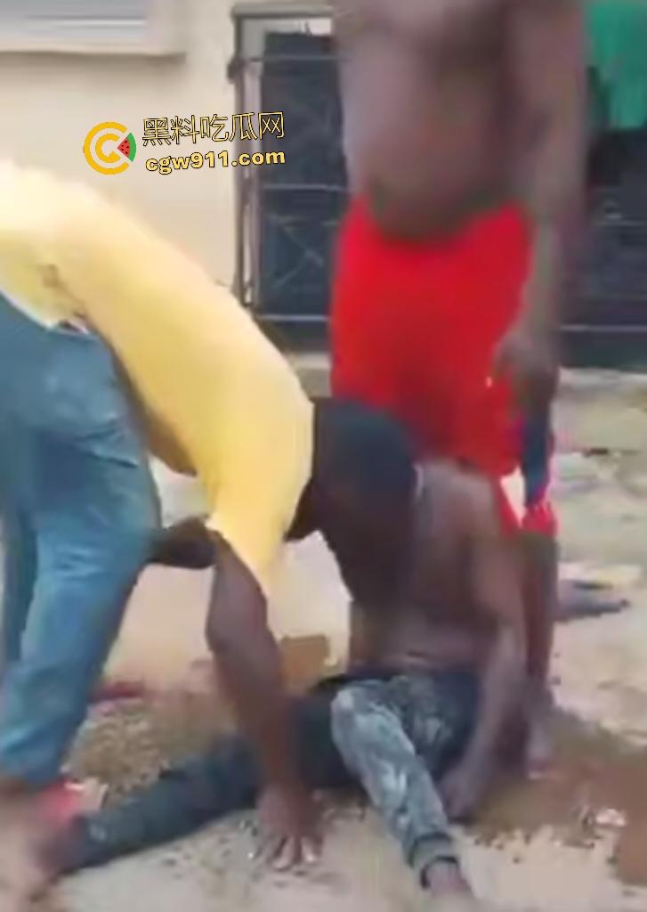 尼日利亚铁血硬汉打赌挑战头顶四袋水泥，不到10秒脊椎崩裂瘫地如烂泥，神经炸裂哑口无言4天后咽气！  第6张