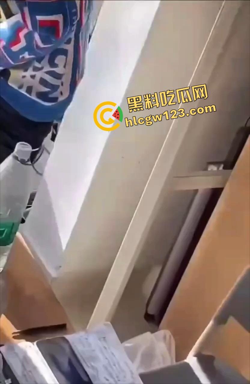 00后大学生太会玩，男生宿舍帮兄弟第一次打飞机？第一次就爽飞，这也太刺激了吧！  第9张