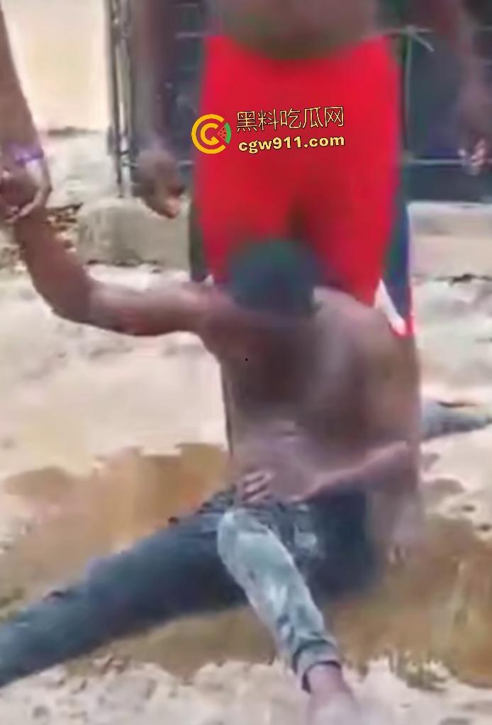 尼日利亚铁血硬汉打赌挑战头顶四袋水泥，不到10秒脊椎崩裂瘫地如烂泥，神经炸裂哑口无言4天后咽气！  第7张