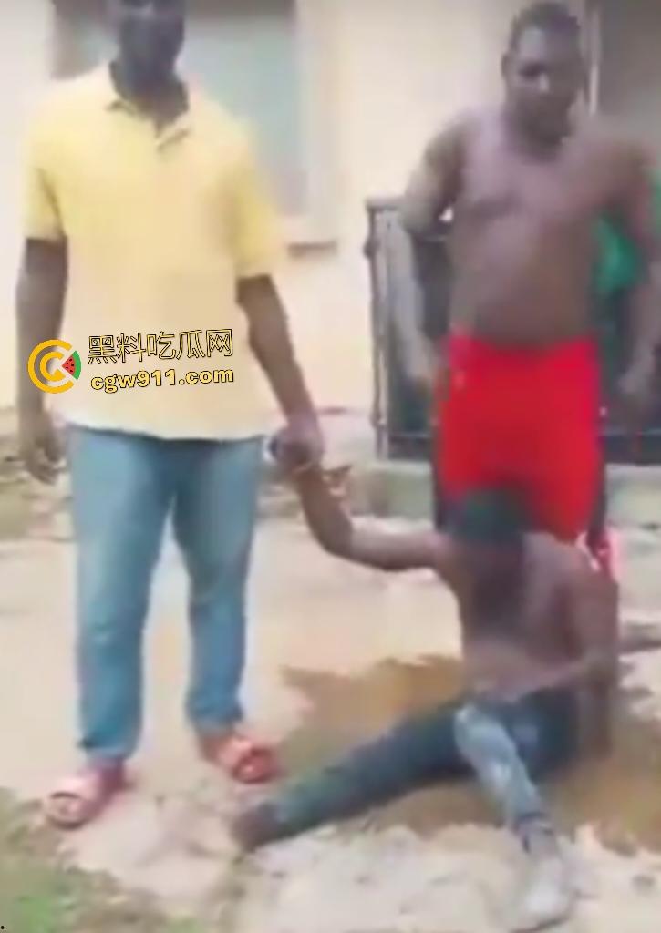 尼日利亚铁血硬汉打赌挑战头顶四袋水泥，不到10秒脊椎崩裂瘫地如烂泥，神经炸裂哑口无言4天后咽气！  第8张