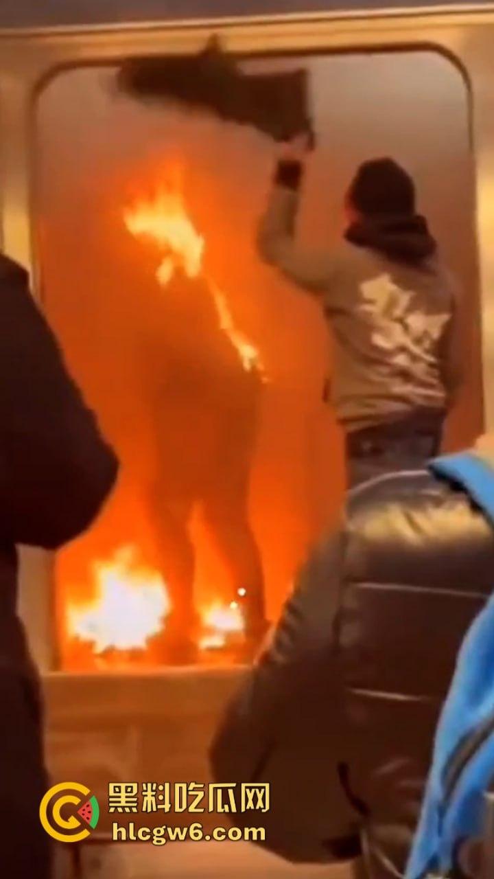 2024最强纽约笑话！纽约州长凯茜·霍楚尔前脚夸赞自己让纽约地铁更安全 后脚流浪汉在地铁纵火烧死一女子！  第6张