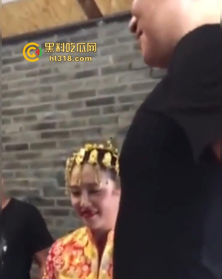 新娘结婚当众口交吞精？新娘低头伸舌舔弄，满意吞下，这是哪个地方的习俗，玩得这么淫乱的嘛！  第1张