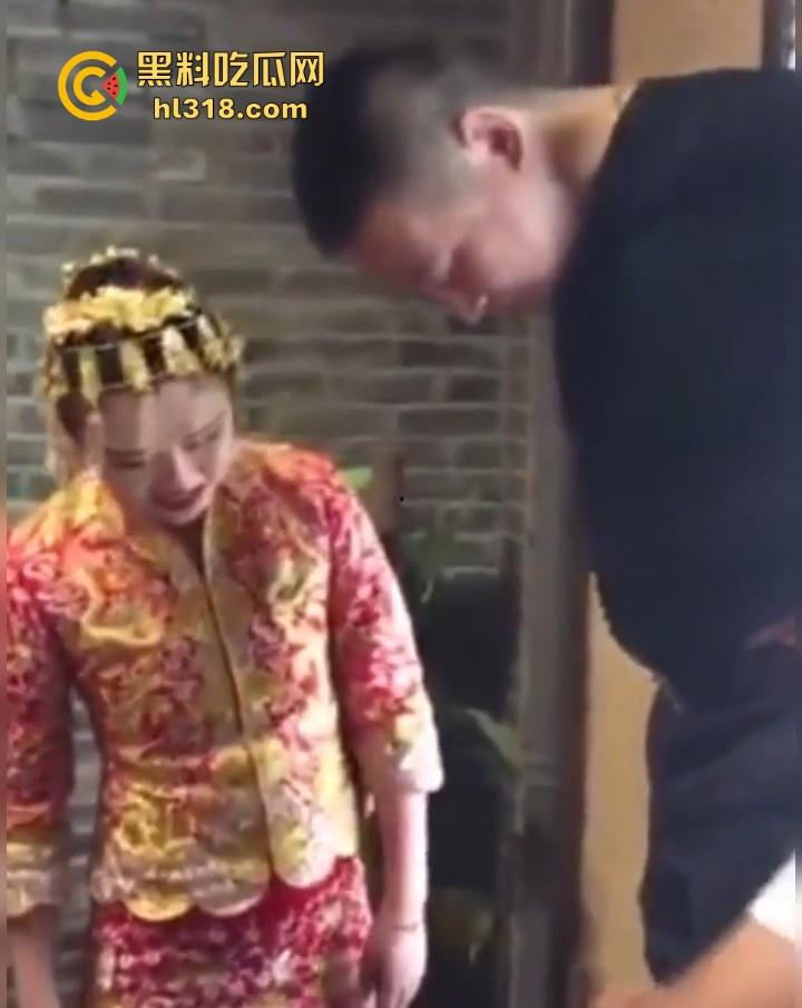 新娘结婚当众口交吞精？新娘低头伸舌舔弄，满意吞下，这是哪个地方的习俗，玩得这么淫乱的嘛！  第2张