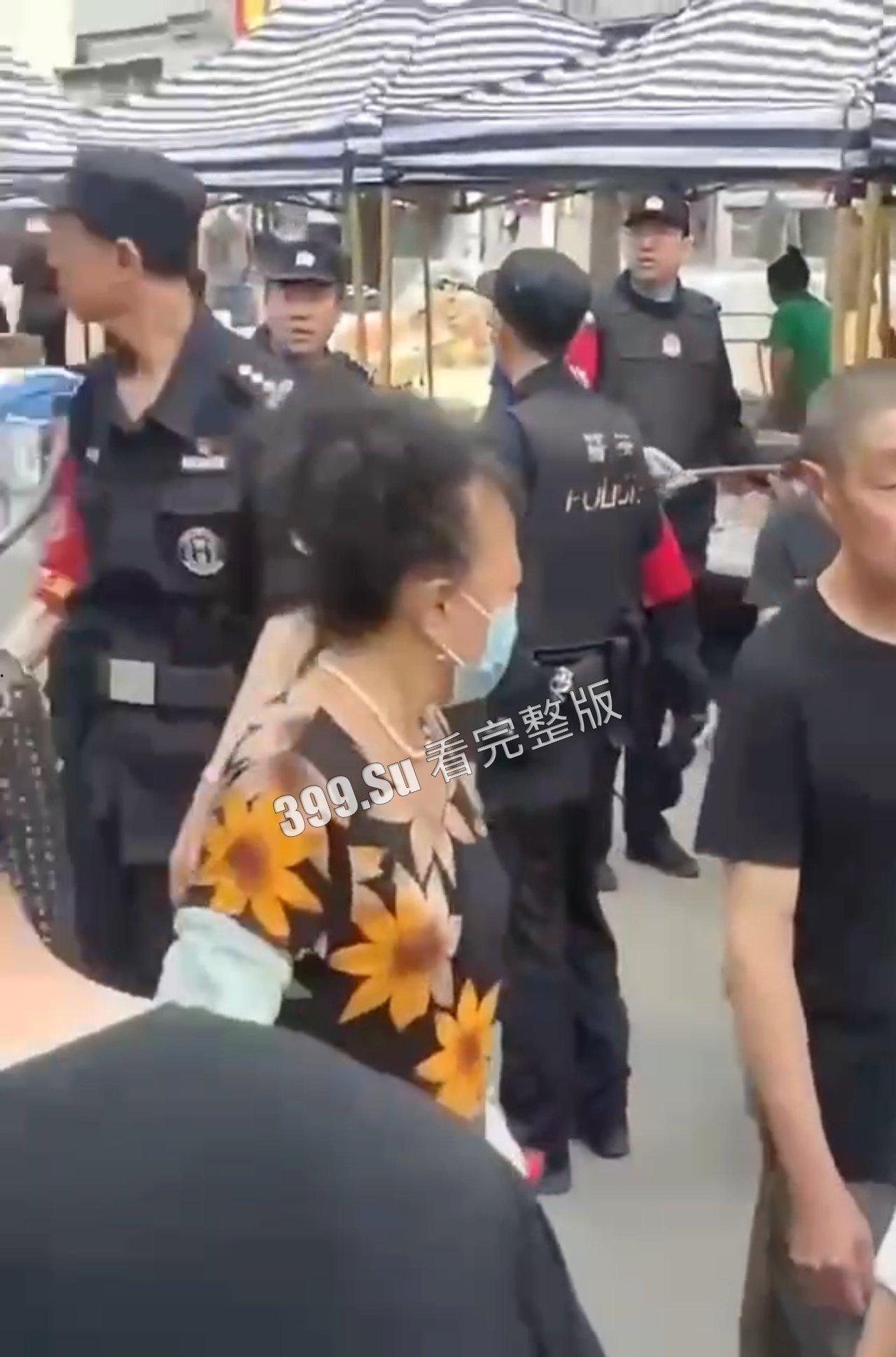 沈阳当街杀人事件 为争夺卖菜摊位 一方拿猪肉刀伤害一家三口，其中女儿刚考试帮父母卖菜也被杀  第5张