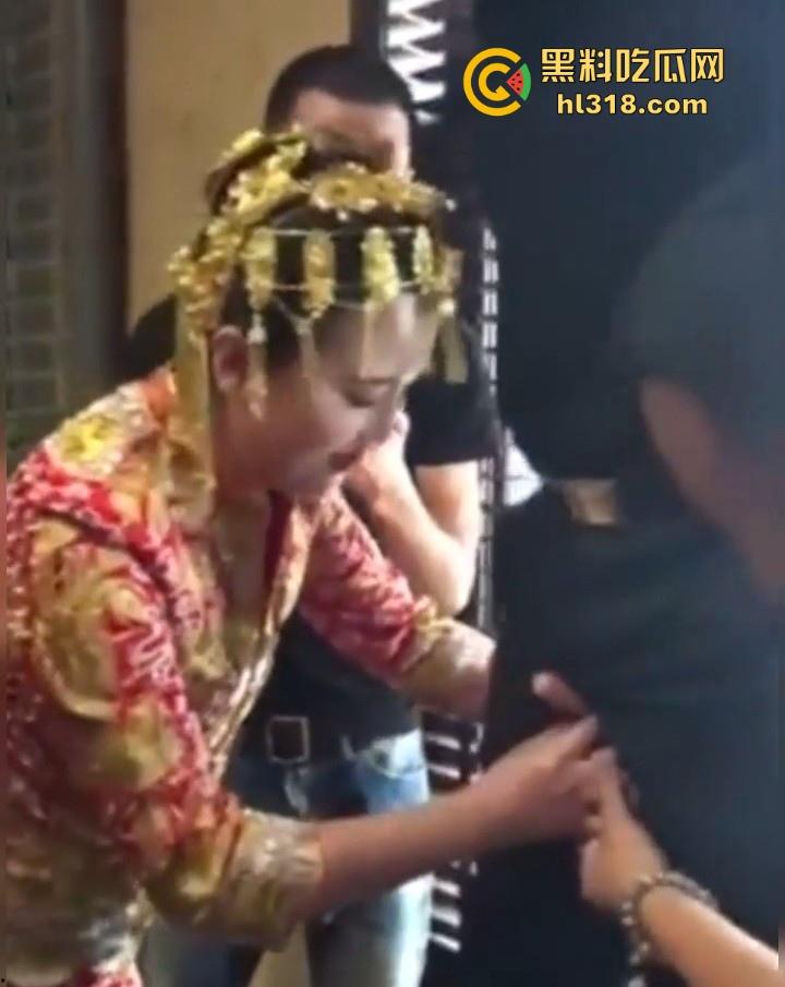 新娘结婚当众口交吞精？新娘低头伸舌舔弄，满意吞下，这是哪个地方的习俗，玩得这么淫乱的嘛！  第3张