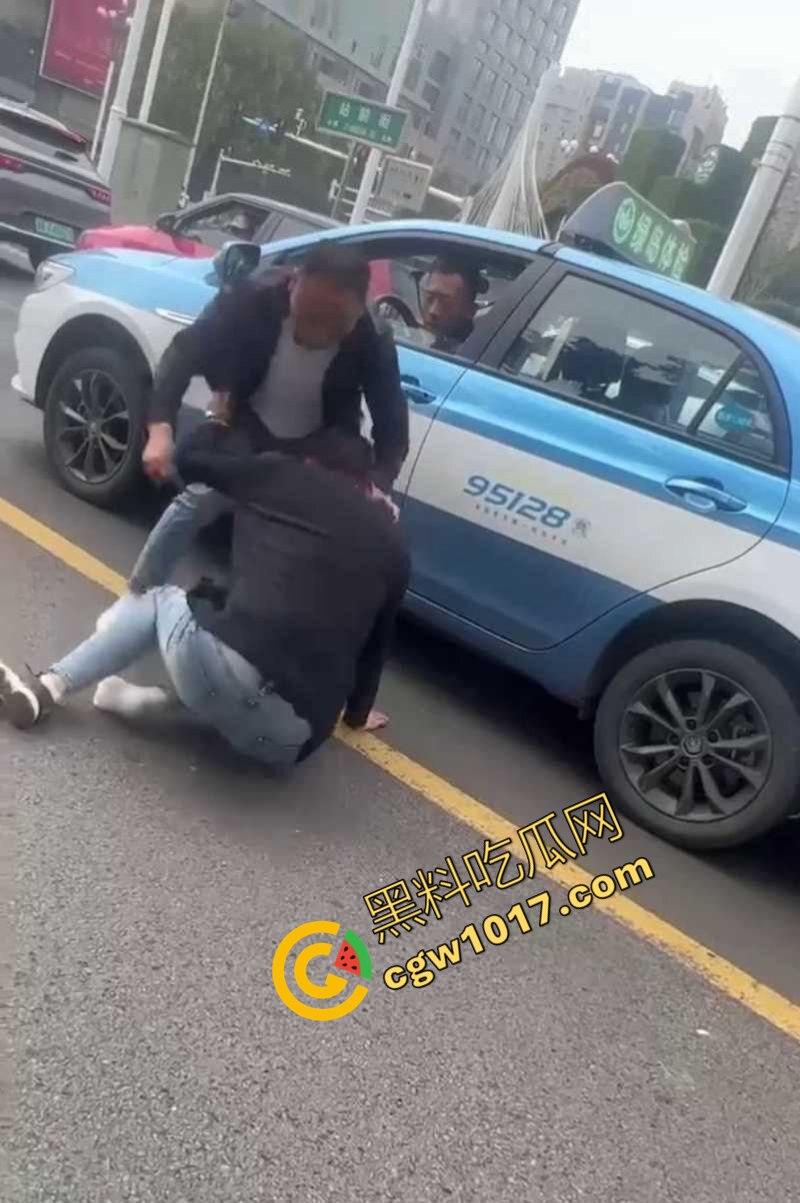 路怒症吵架秒变杀人现场！拔刀猛捅对面司机腹部，鲜血狂喷只能捂着肚子赶紧逃命！  第1张