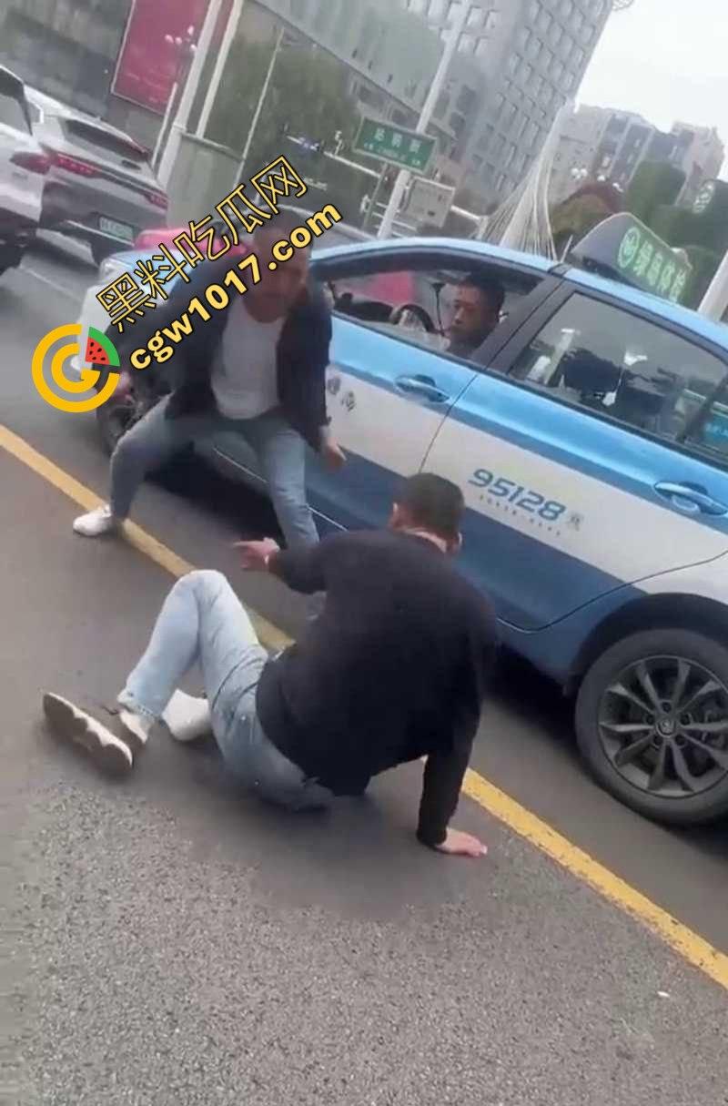 路怒症吵架秒变杀人现场！拔刀猛捅对面司机腹部，鲜血狂喷只能捂着肚子赶紧逃命！  第2张