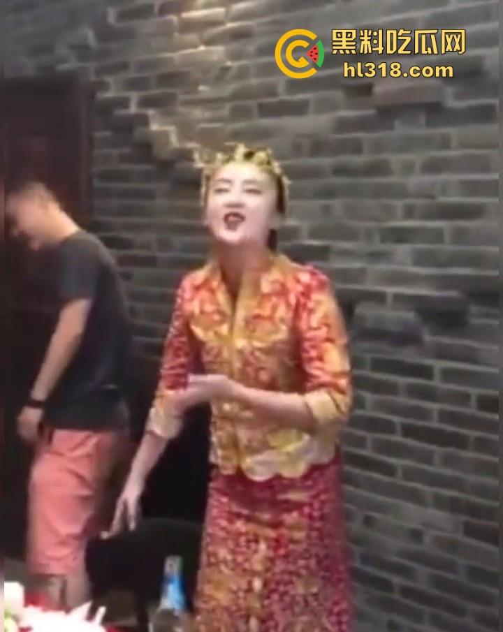 新娘结婚当众口交吞精？新娘低头伸舌舔弄，满意吞下，这是哪个地方的习俗，玩得这么淫乱的嘛！  第7张
