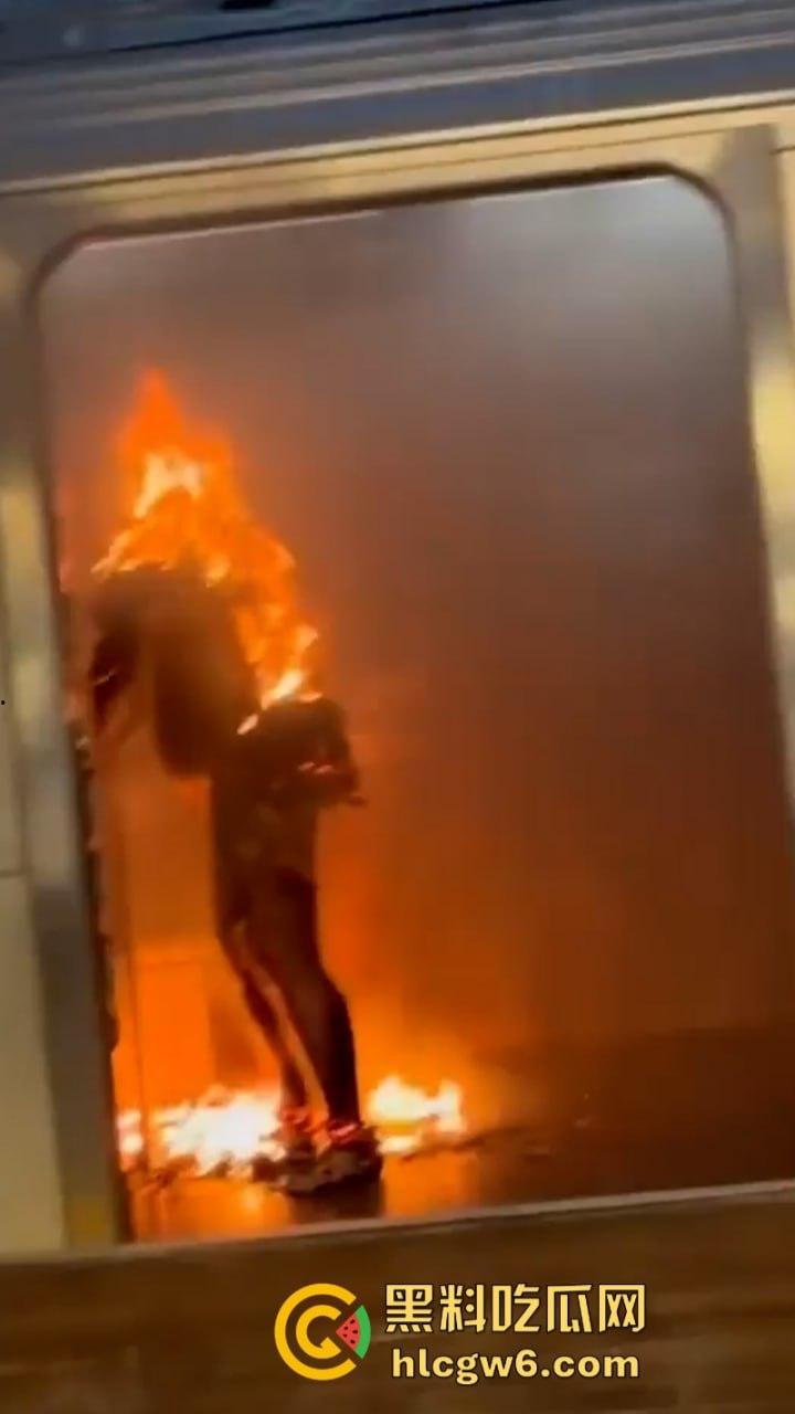 2024最强纽约笑话！纽约州长凯茜·霍楚尔前脚夸赞自己让纽约地铁更安全 后脚流浪汉在地铁纵火烧死一女子！  第13张