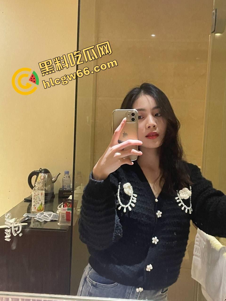 北京反差婊老师【高芳敏】从补课斯文女变老浪货，离婚十多年骚成破洞，轮操松得挂乳环拳交在即！  第1张