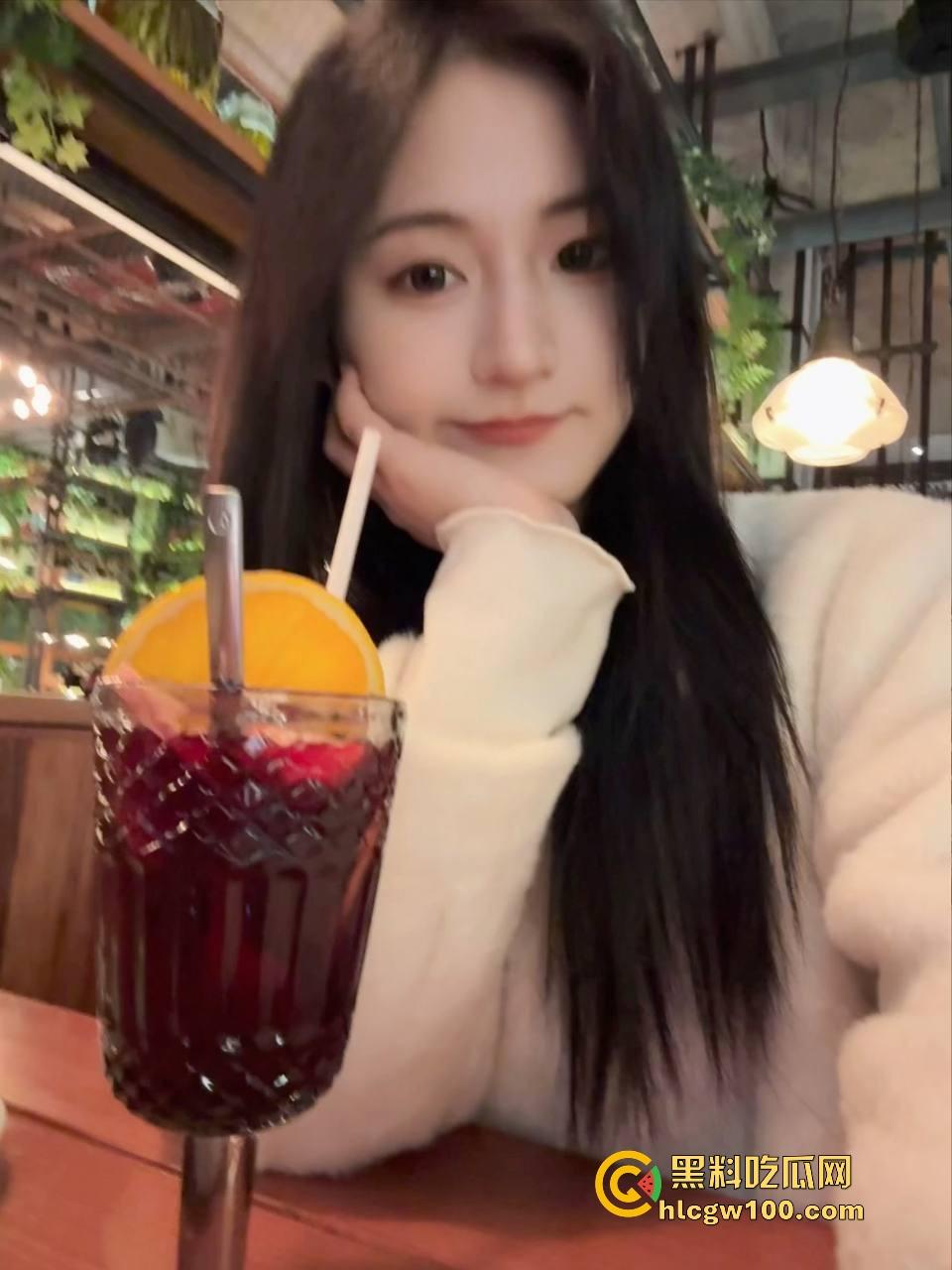 成都骚妹口水流成瀑布，嘴巴湿润得像打了润滑剂，光是想象肉棒进去的画面，肉棒进去怕是1秒缴械直接被秒杀！  第1张