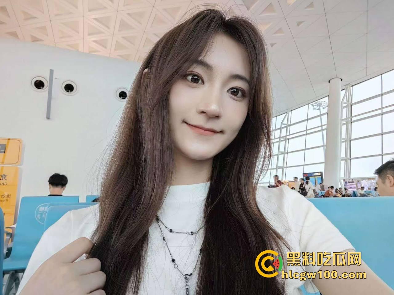 成都骚妹口水流成瀑布，嘴巴湿润得像打了润滑剂，光是想象肉棒进去的画面，肉棒进去怕是1秒缴械直接被秒杀！  第2张