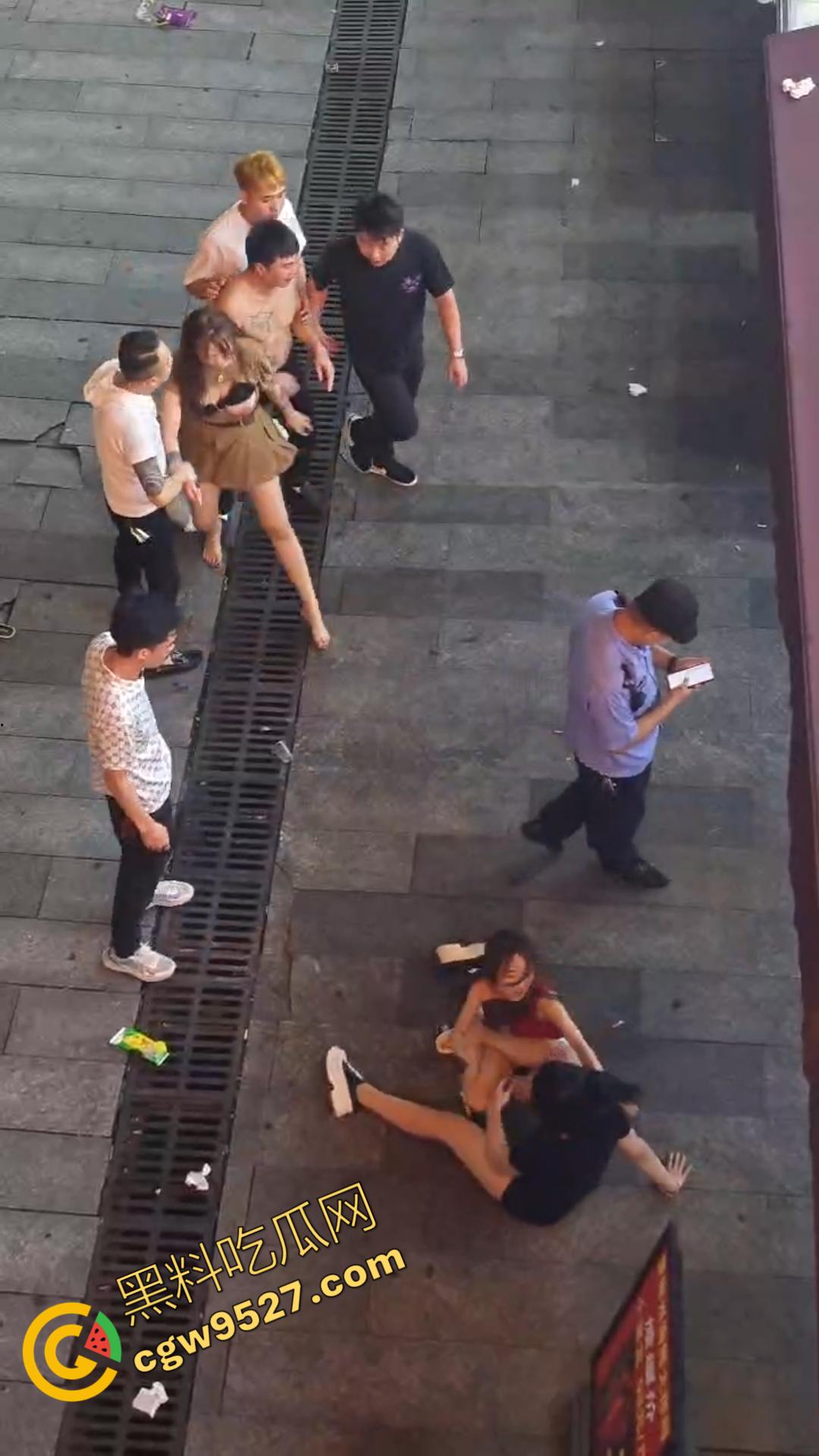 成都酒吧门口两女子街头打架视频流出！大奶美女打的奶子都蹦出来，酒吧门口荷尔蒙狂飙  第1张