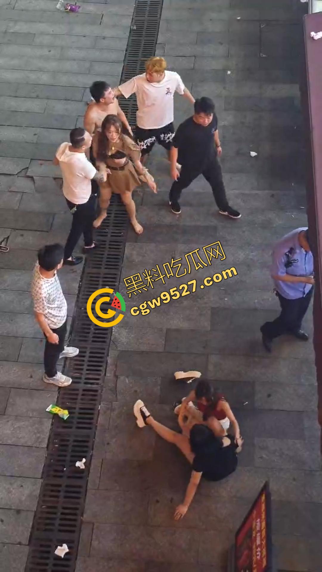 成都酒吧门口两女子街头打架视频流出！大奶美女打的奶子都蹦出来，酒吧门口荷尔蒙狂飙  第2张