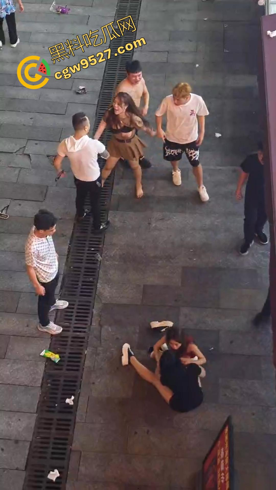 成都酒吧门口两女子街头打架视频流出！大奶美女打的奶子都蹦出来，酒吧门口荷尔蒙狂飙  第3张