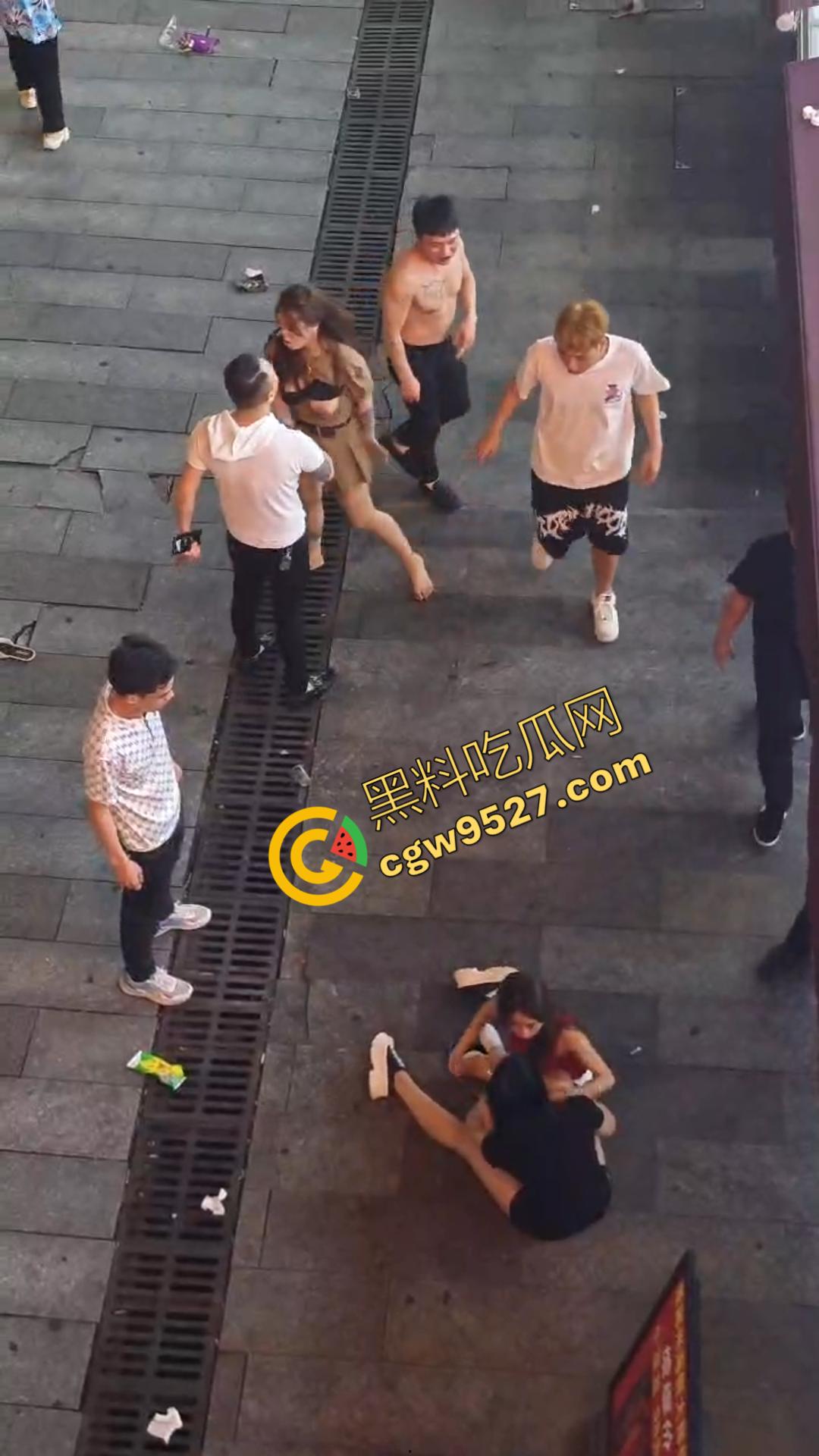 成都酒吧门口两女子街头打架视频流出！大奶美女打的奶子都蹦出来，酒吧门口荷尔蒙狂飙  第4张