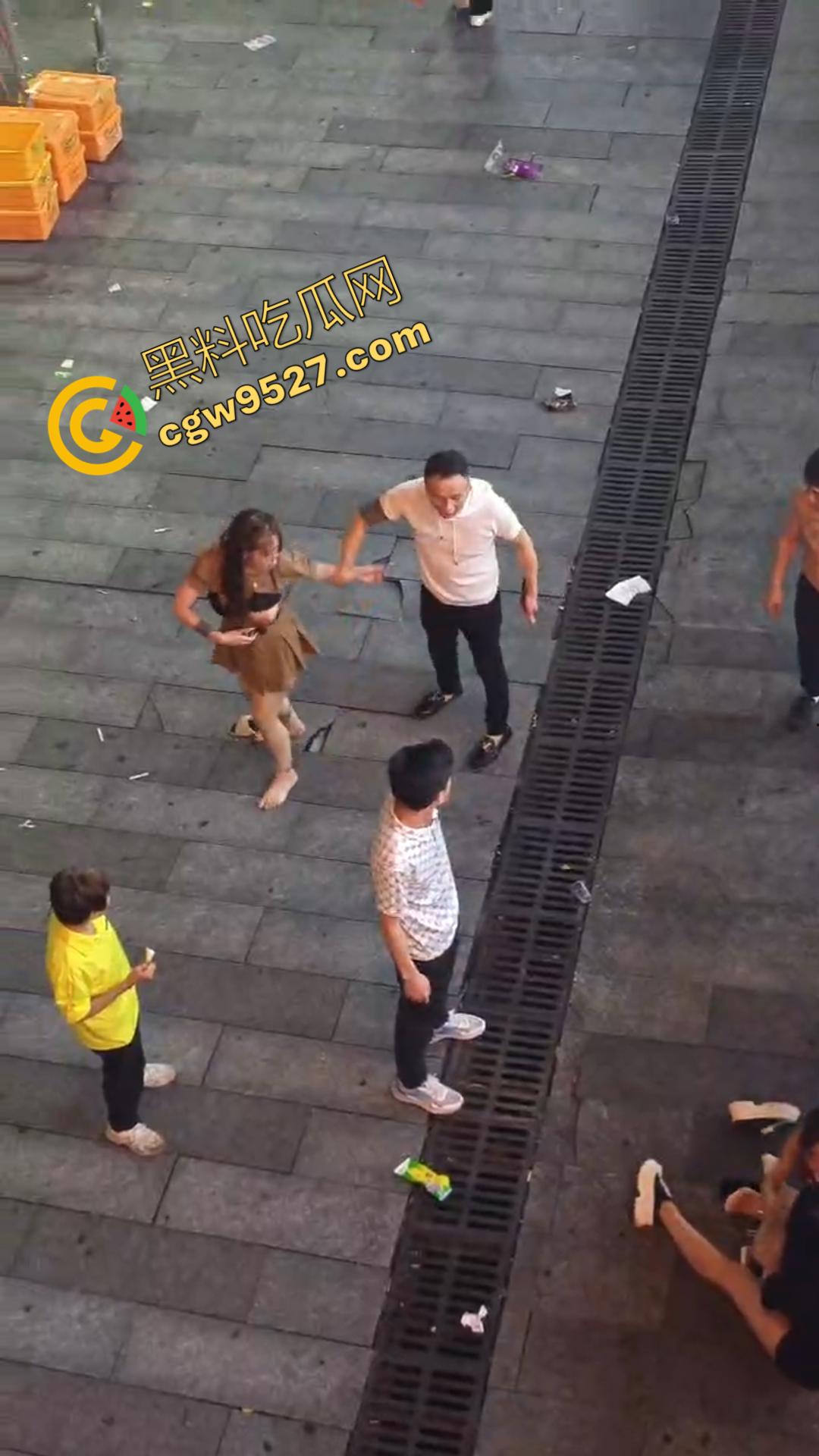 成都酒吧门口两女子街头打架视频流出！大奶美女打的奶子都蹦出来，酒吧门口荷尔蒙狂飙  第5张