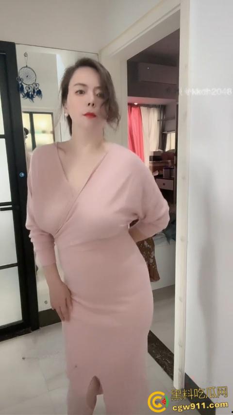 抖音极品大奶熟女网红【是媚姐吖】，坦克熟女女上骑乘，感觉坐的小伙有点难驾驭得住，吊钟巨乳操起来肯定爽 ！  第3张