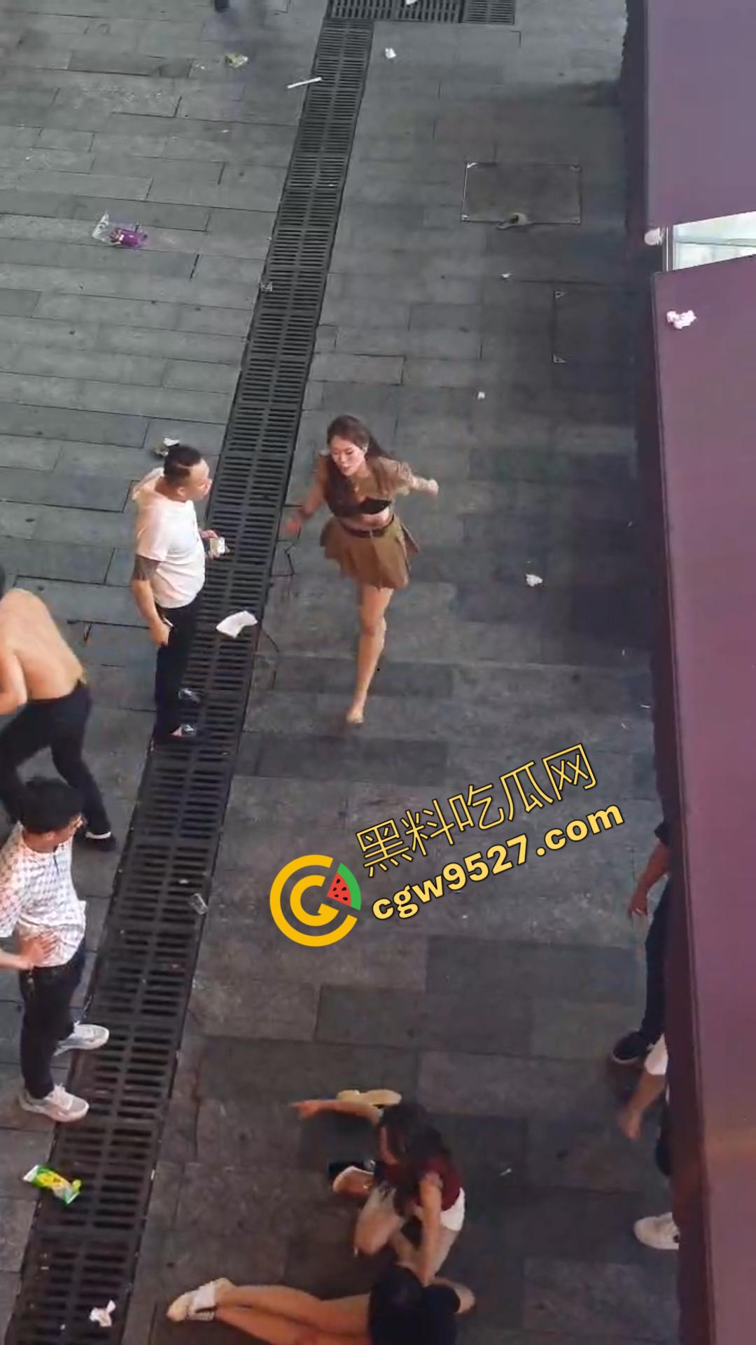 成都酒吧门口两女子街头打架视频流出！大奶美女打的奶子都蹦出来，酒吧门口荷尔蒙狂飙  第6张