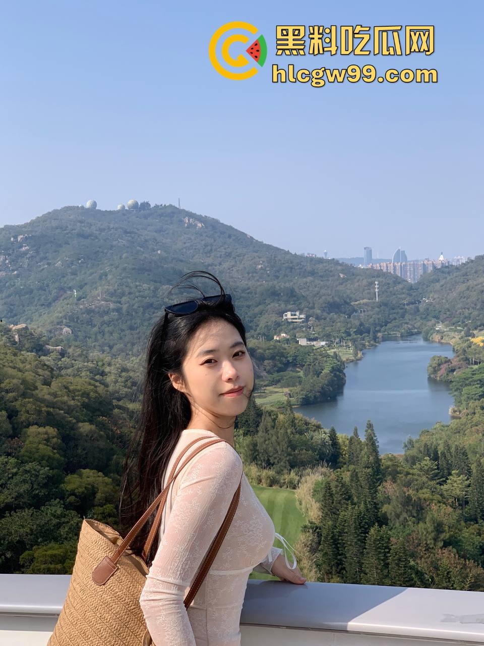 老板颜值即生产力，理发店冲着蚂蚁腰和蝴蝶背来的客人挤破门，贵得让人心甘情愿，这贵是真有贵的道理！  第2张