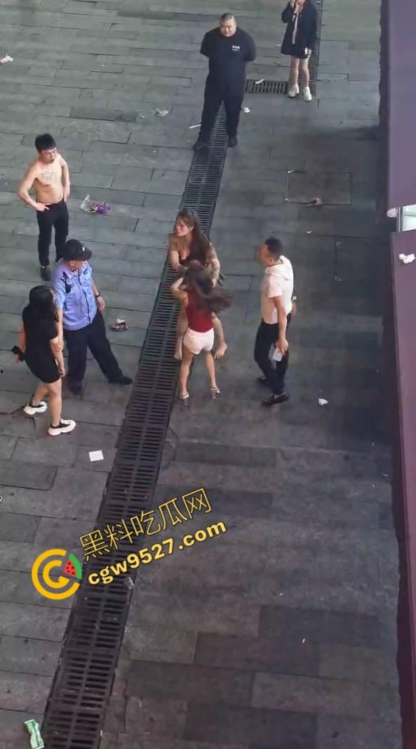成都酒吧门口两女子街头打架视频流出！大奶美女打的奶子都蹦出来，酒吧门口荷尔蒙狂飙  第7张
