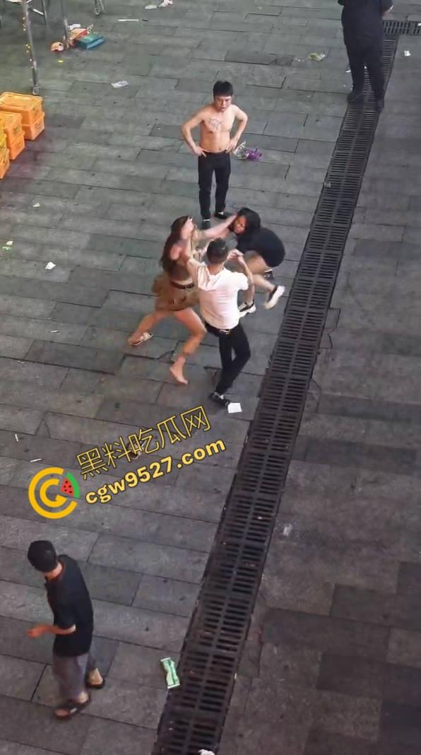 成都酒吧门口两女子街头打架视频流出！大奶美女打的奶子都蹦出来，酒吧门口荷尔蒙狂飙  第8张