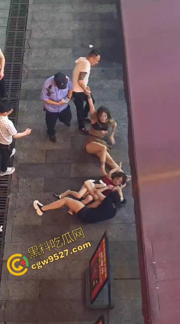 成都酒吧门口两女子街头打架视频流出！大奶美女打的奶子都蹦出来，酒吧门口荷尔蒙狂飙  第9张