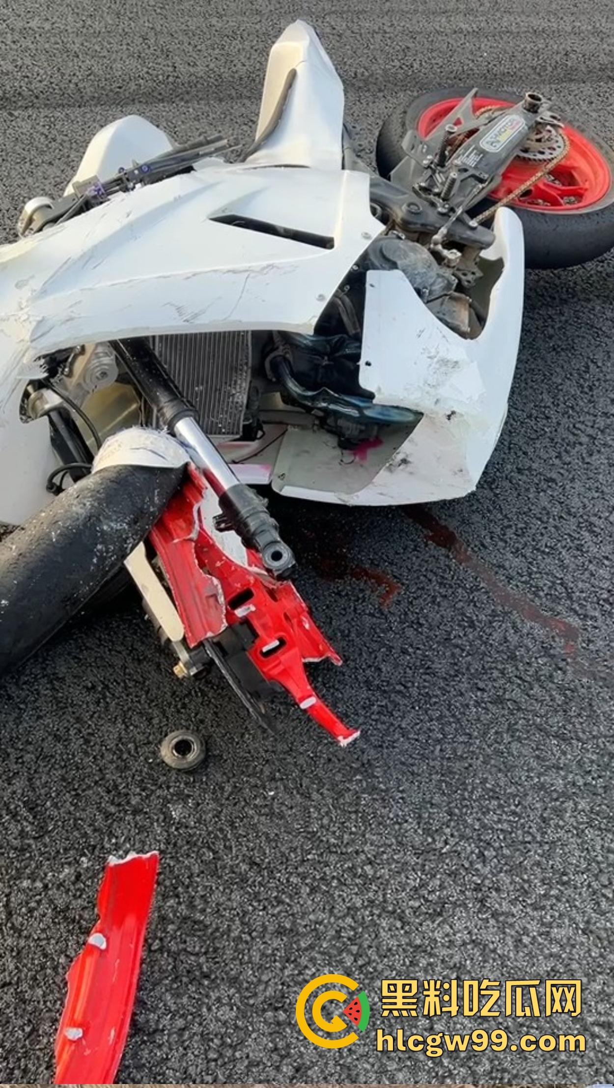 东莞英姿飒爽女骑士上演逆行惨剧，赛道飙车被撞飞数米， 当场休克被抬走！  第2张