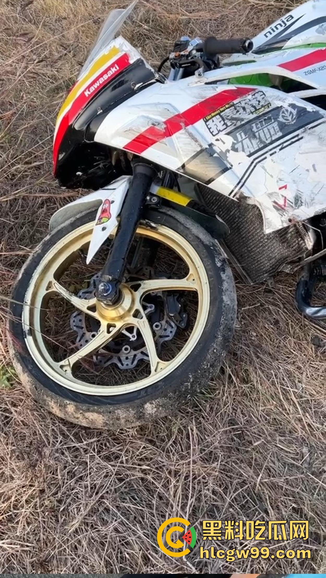 东莞英姿飒爽女骑士上演逆行惨剧，赛道飙车被撞飞数米， 当场休克被抬走！  第3张