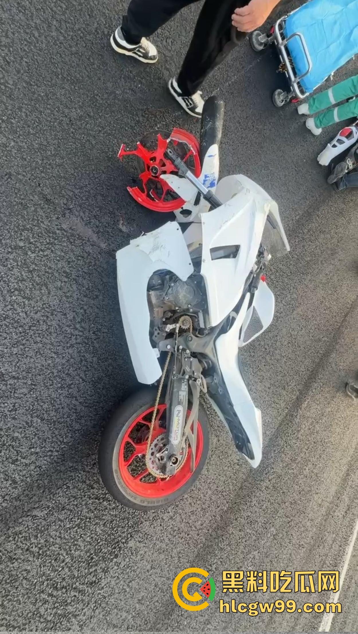 东莞英姿飒爽女骑士上演逆行惨剧，赛道飙车被撞飞数米， 当场休克被抬走！  第4张