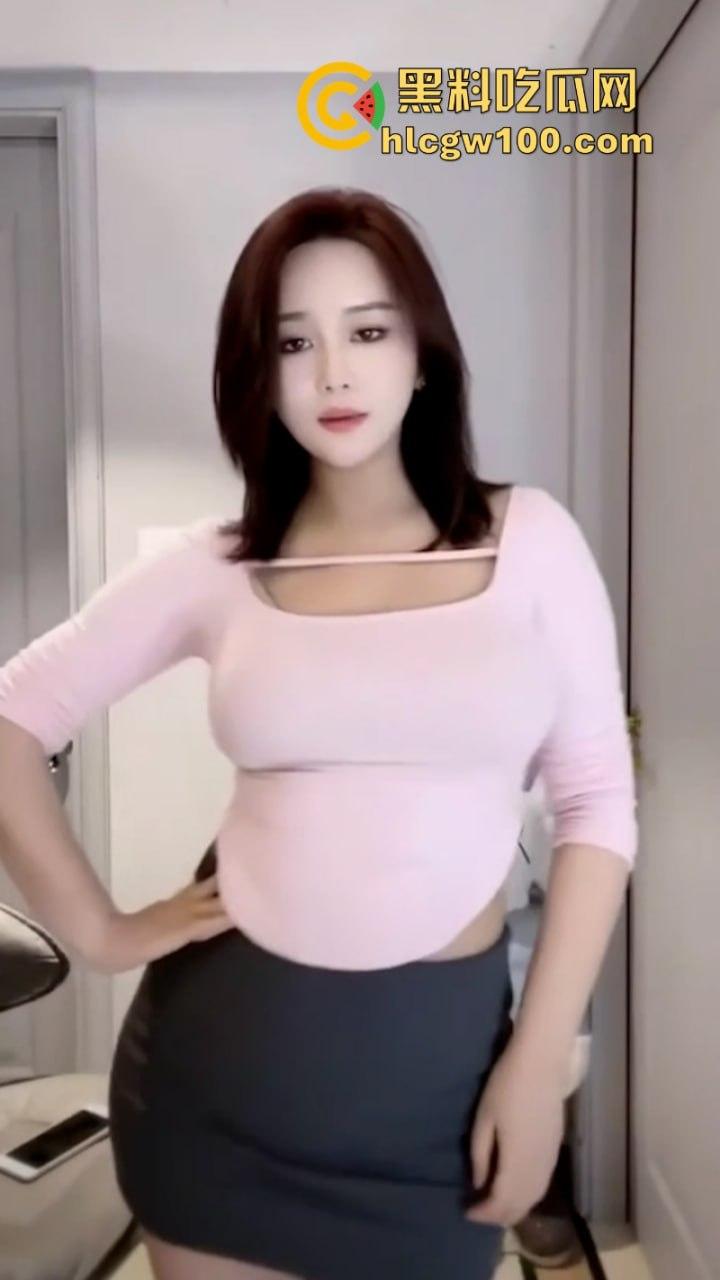 快手百万粉丝巨乳网红【赵肥肥】在网上穿着情趣制服丝袜在镜头前卖弄风骚！  第2张