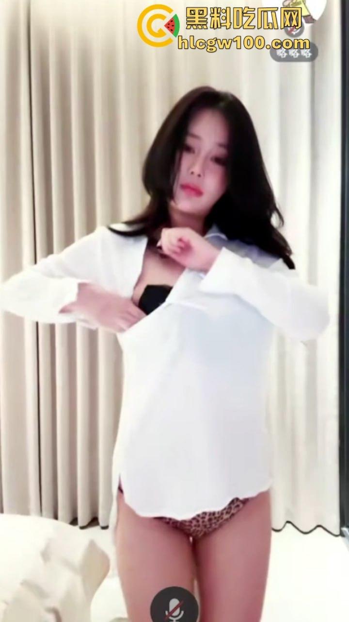 快手百万粉丝巨乳网红【赵肥肥】在网上穿着情趣制服丝袜在镜头前卖弄风骚！  第4张