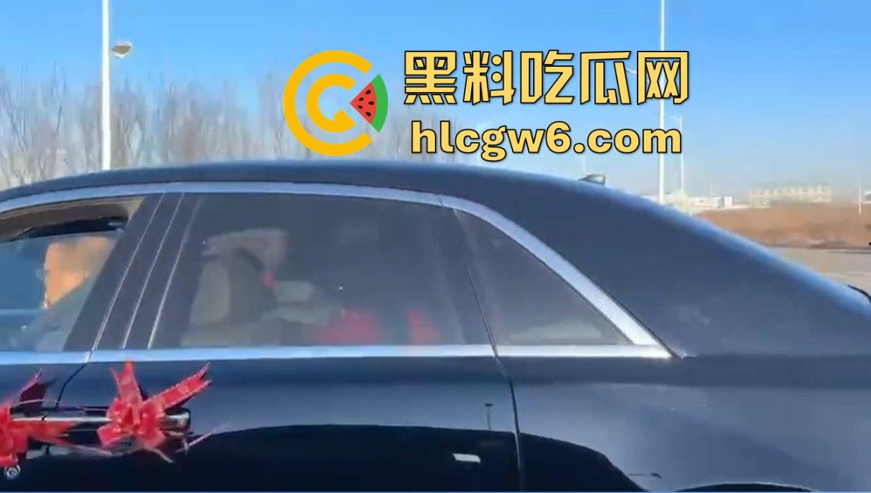 东北婚礼场面社死，前女友举标语爆料：腰是我掰的，肾是我累的，祝新娘接盘愉快！  第2张