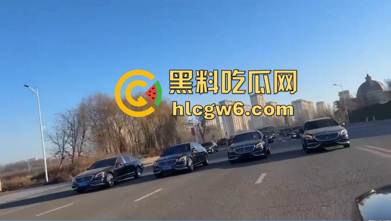 东北婚礼场面社死，前女友举标语爆料：腰是我掰的，肾是我累的，祝新娘接盘愉快！  第3张